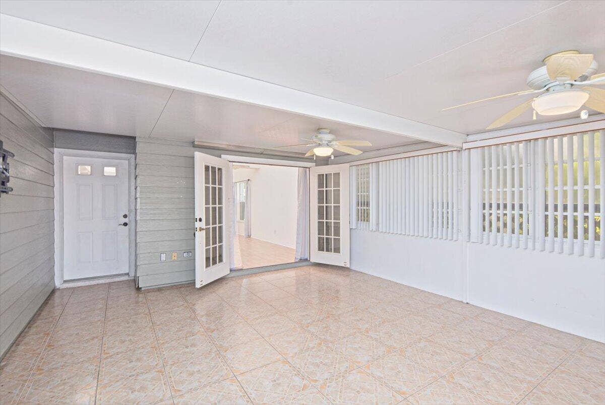 2610 SE Tropical E Circle, Port St Lucie, FL 34952 Entry/sunroom