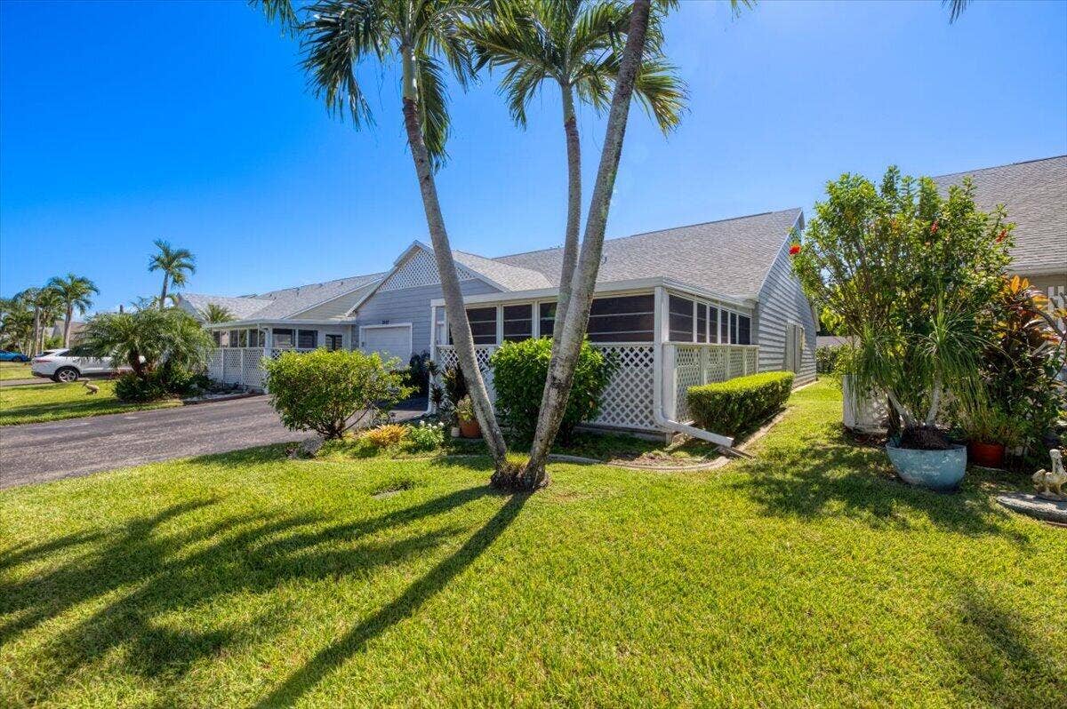 2610 SE Tropical E Circle, Port St Lucie, FL 34952 Front exterior