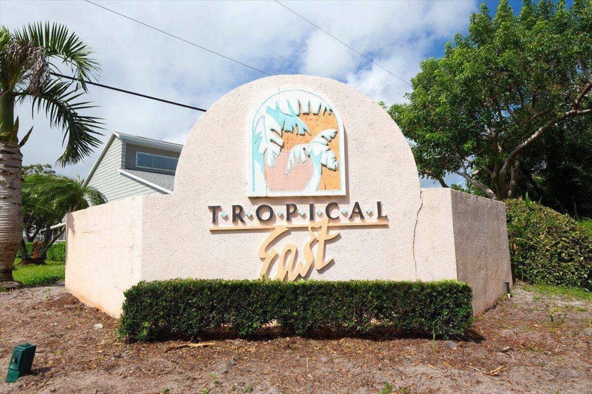 2610 SE Tropical E Circle, Port St Lucie, FL 34952 Entrance into community