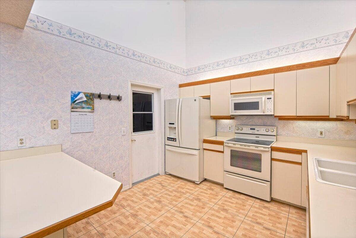 2610 SE Tropical E Circle, Port St Lucie, FL 34952 Kitchen