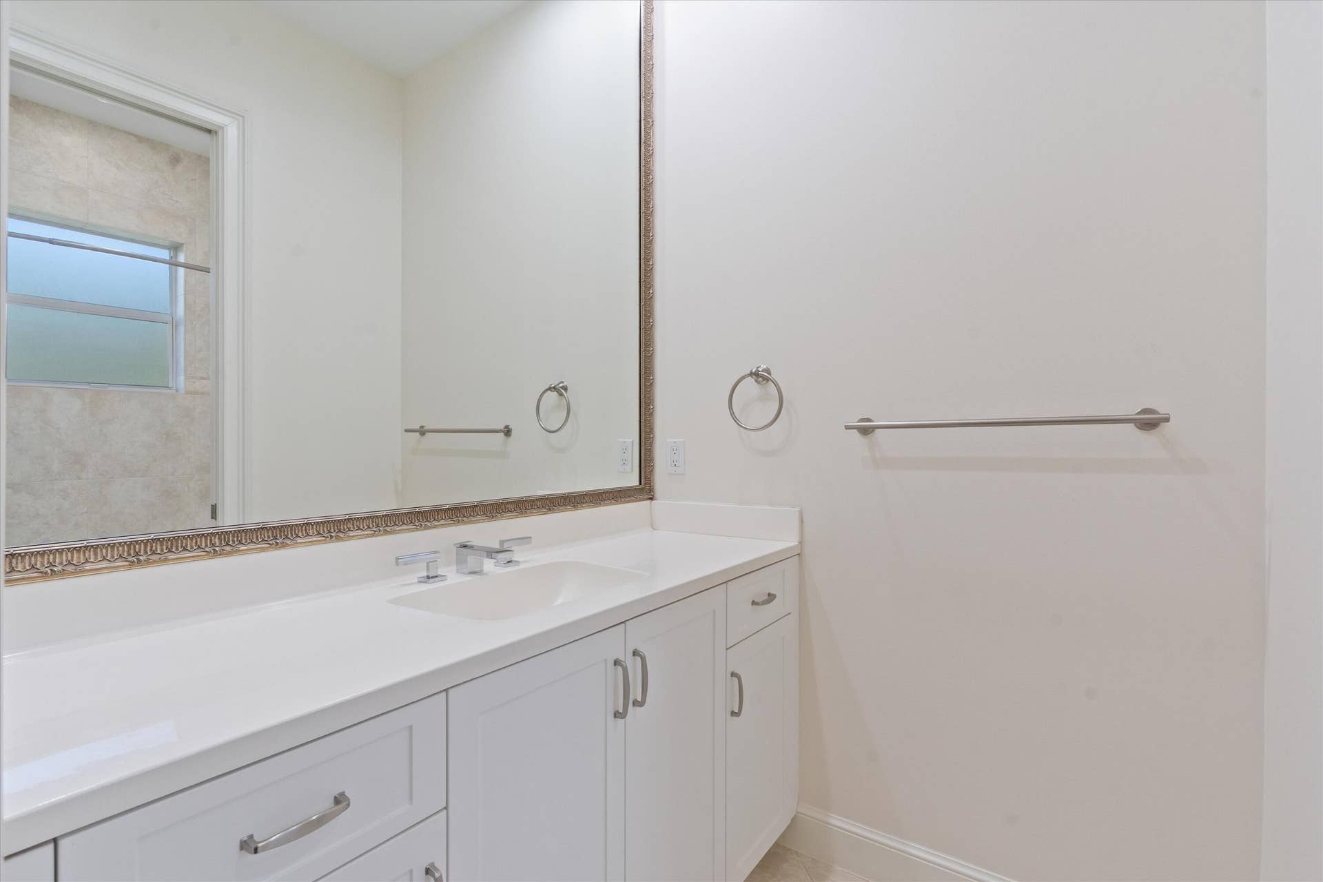 Private En Suite Bath 3 w Tub