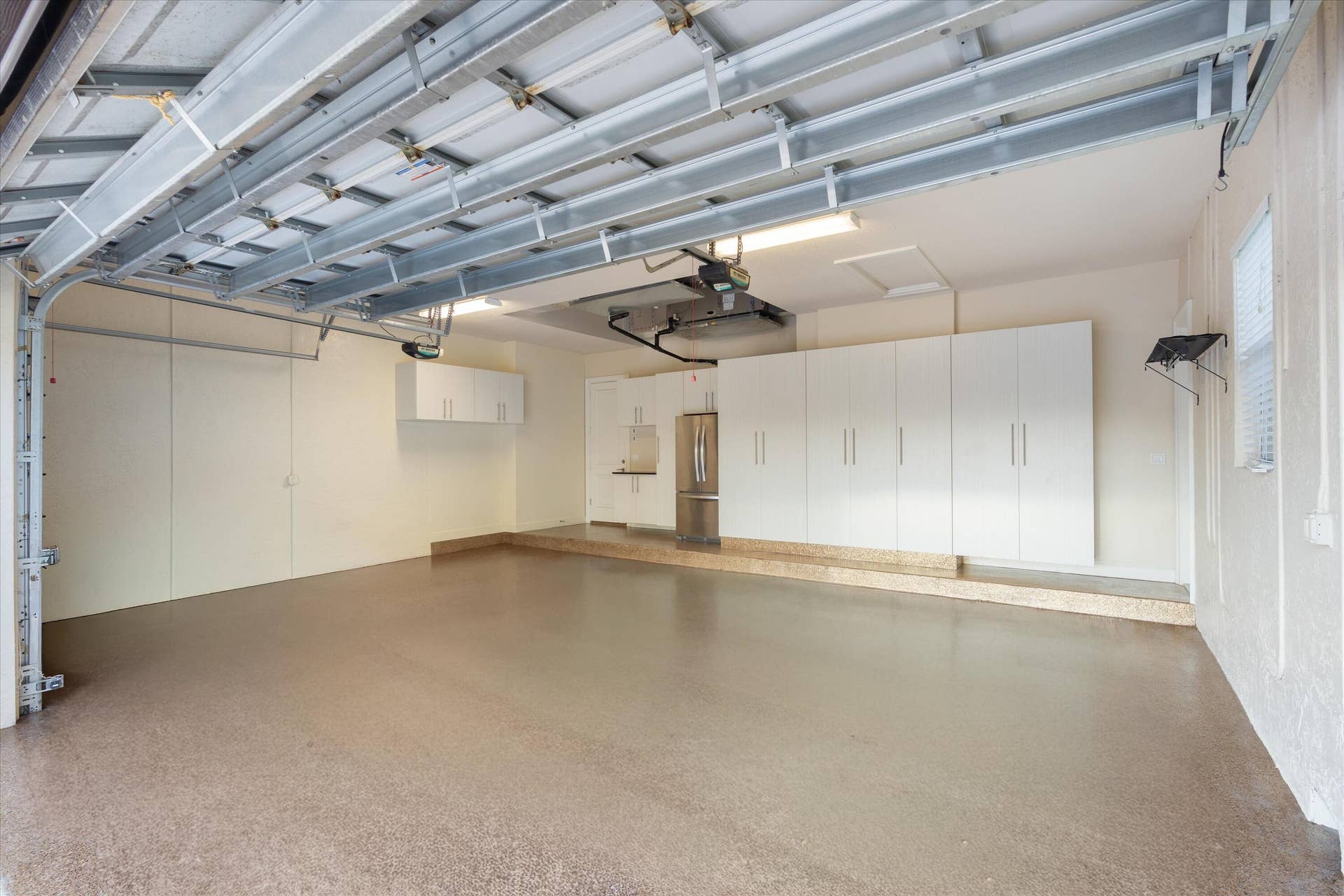 Huge Garage w Epoxy Floor and Built ins!