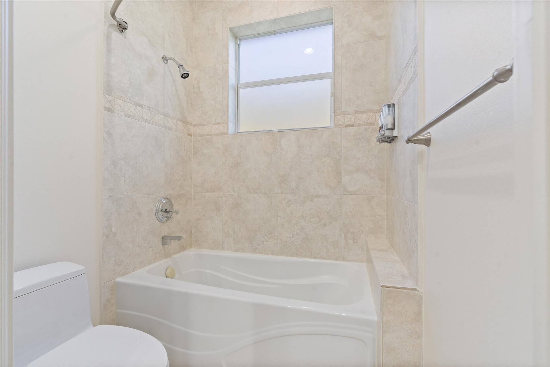 Private En Suite Bath 3 w Tub