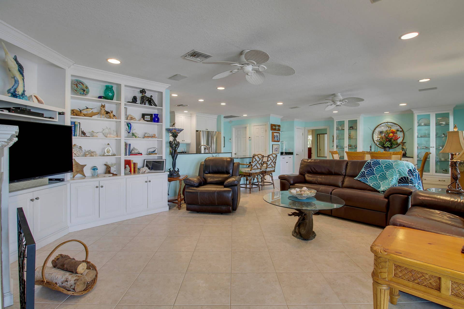 110 Shore Drive, Riviera Beach, FL 33404 Living Area