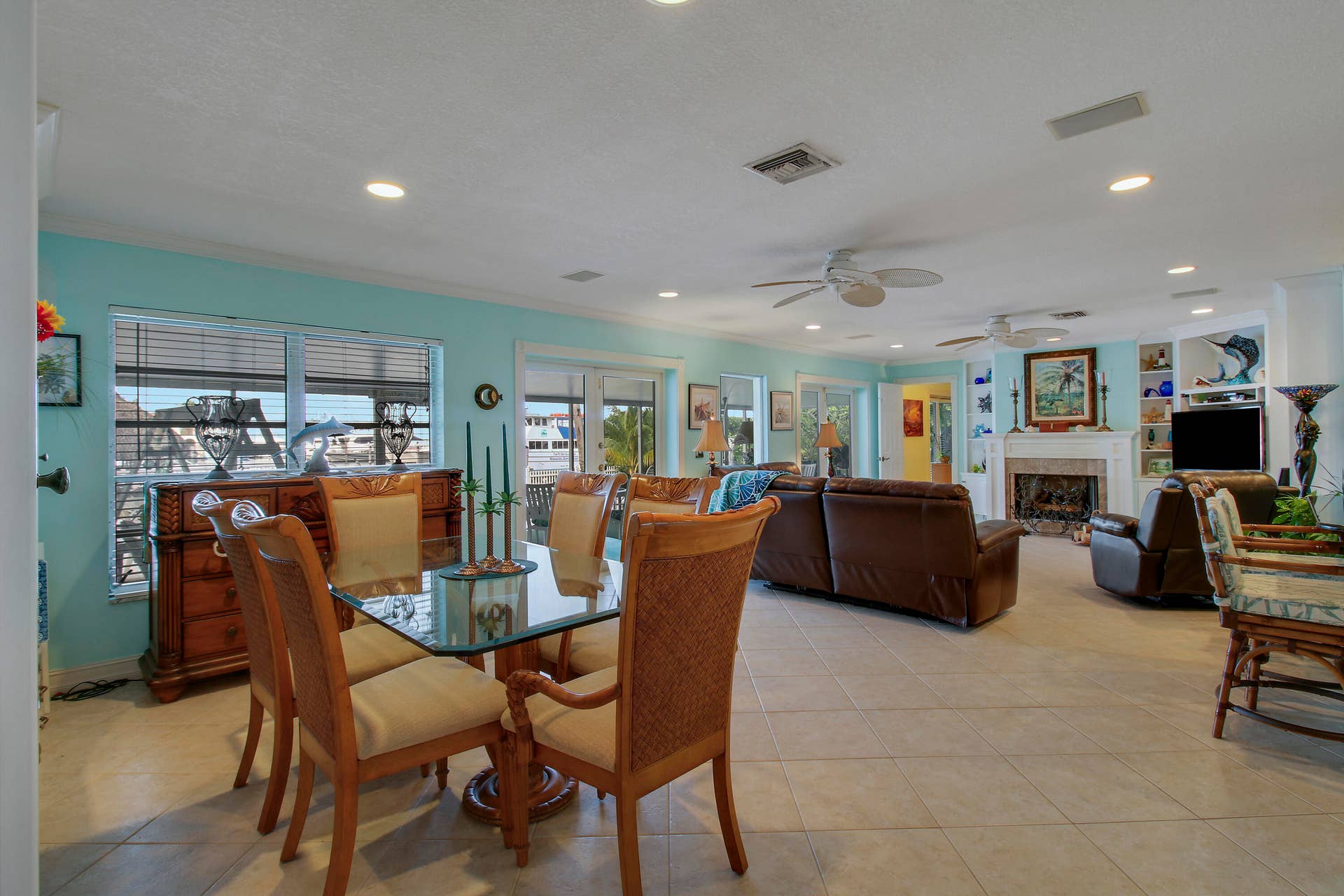 110 Shore Drive, Riviera Beach, FL 33404 Living Area