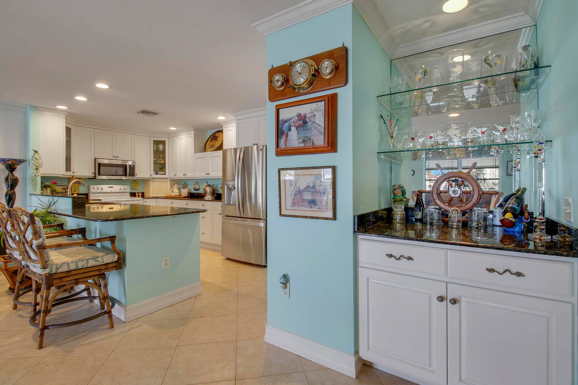 110 Shore Drive, Riviera Beach, FL 33404 Bar