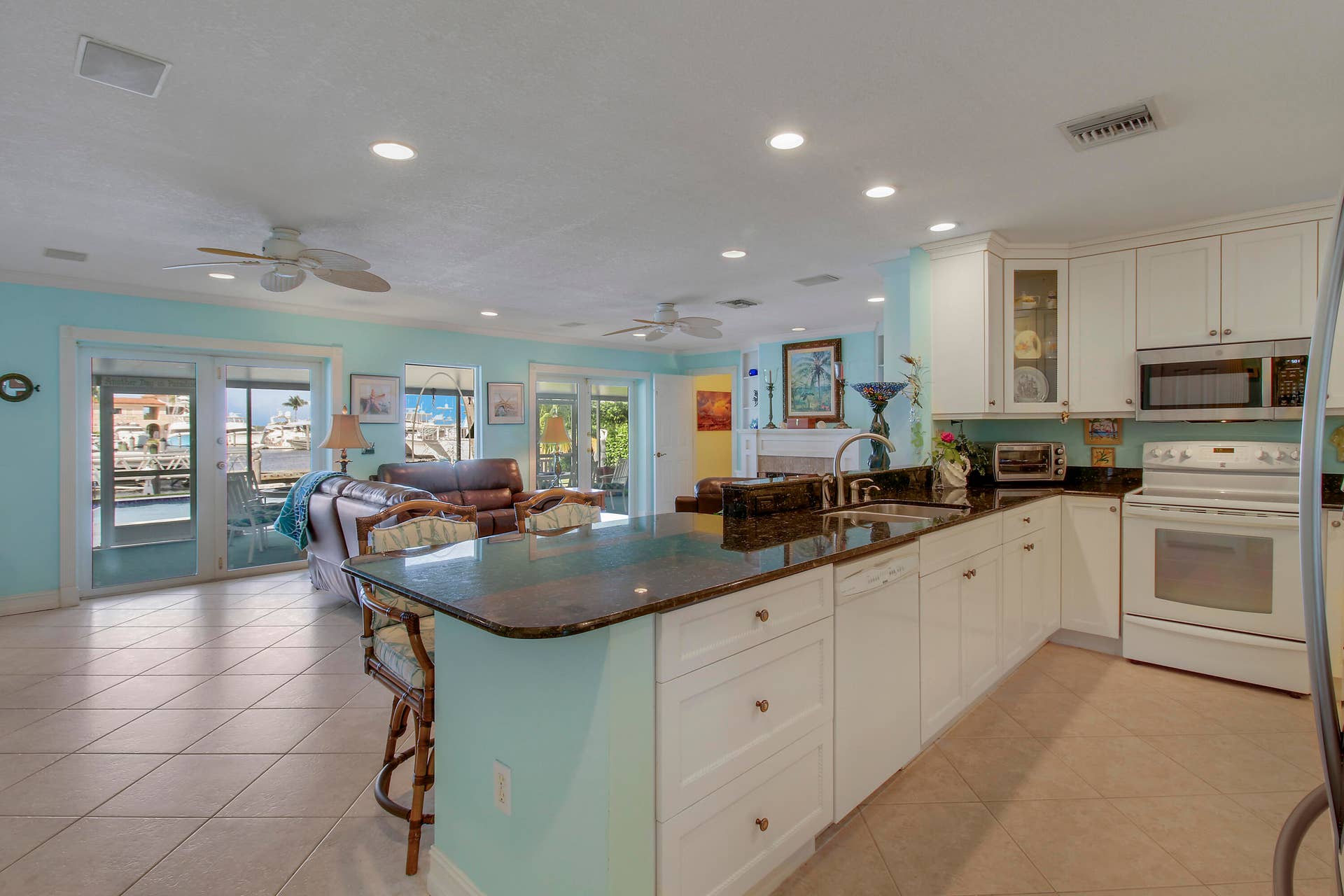 110 Shore Drive, Riviera Beach, FL 33404 Living Area