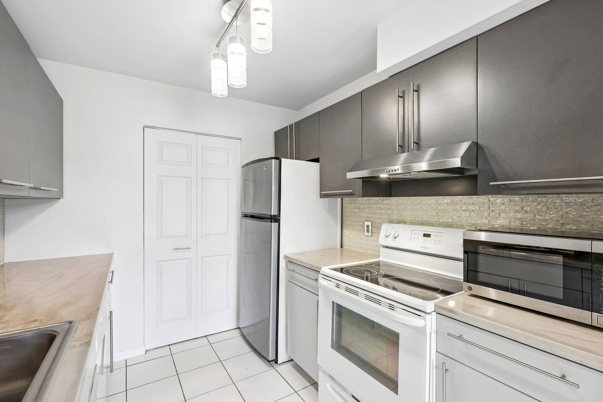 500 NE 2nd Street, #204, Dania Beach, FL 33004 04_Kitchen-Appliances_Original-012