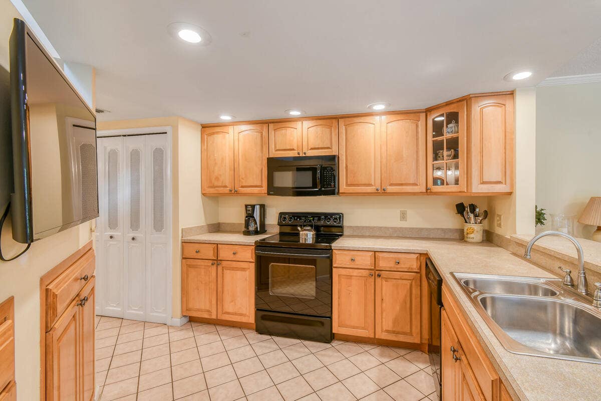 28 Uno Lago Drive, Juno Beach, FL 33408 Kitchen
