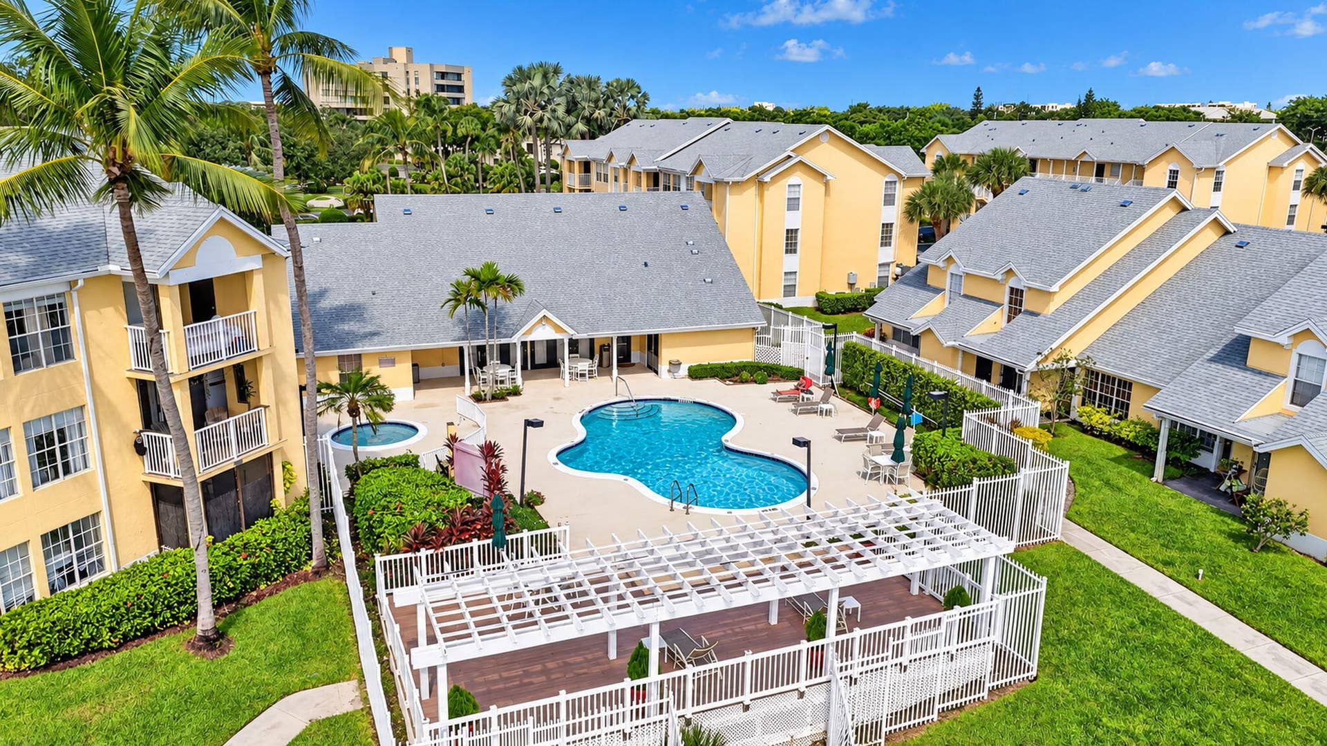 6284 La Costa Drive, #E, Boca Raton, FL 33433 Community pool