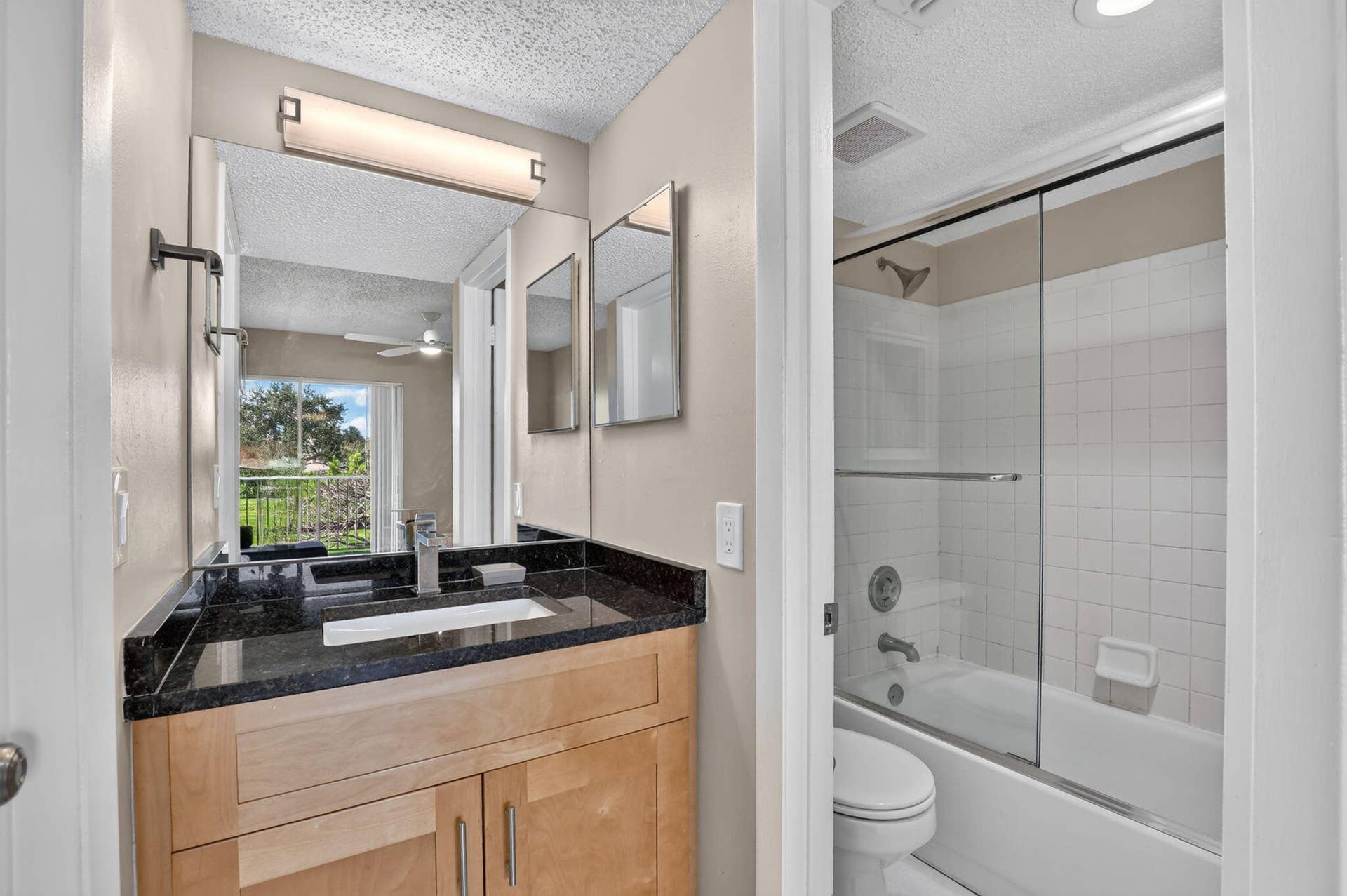 6284 La Costa Drive, #E, Boca Raton, FL 33433 En suite full bathroom