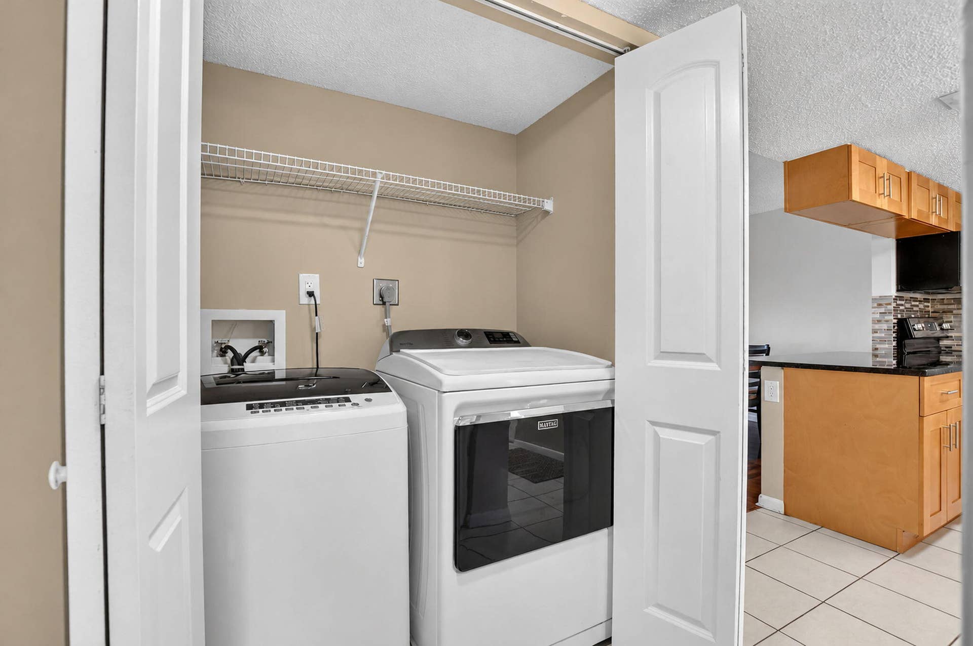 6284 La Costa Drive, #E, Boca Raton, FL 33433 Washer and dryer