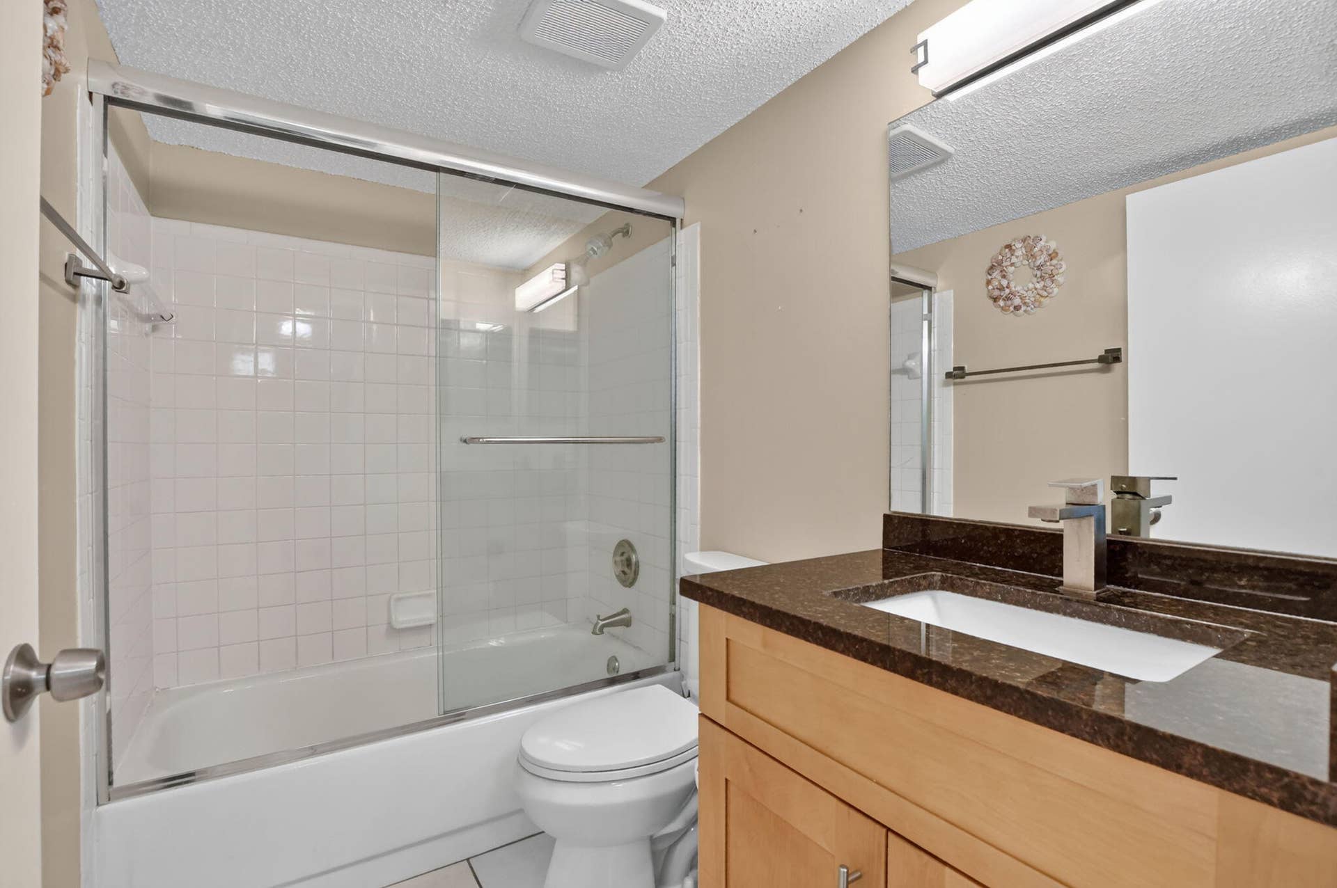 6284 La Costa Drive, #E, Boca Raton, FL 33433 Full bathroom