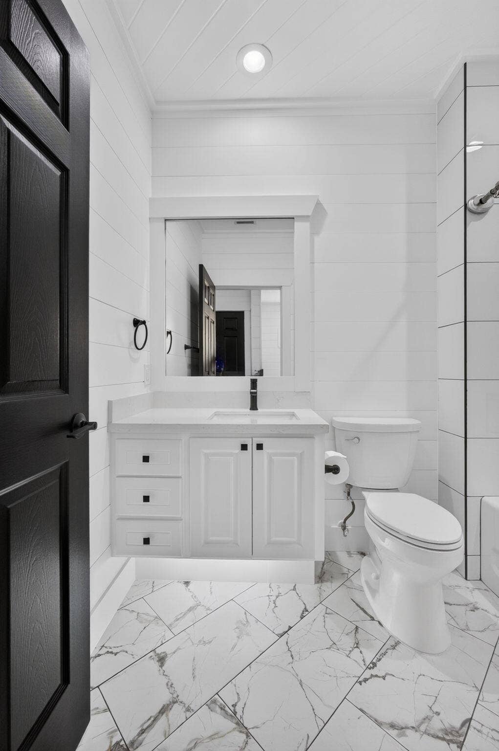 Upstairs Full Bath.