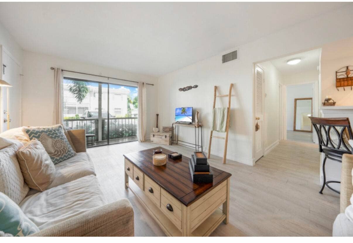 170 Cypress Club Drive, #702, Pompano Beach, FL 33060 Living Room