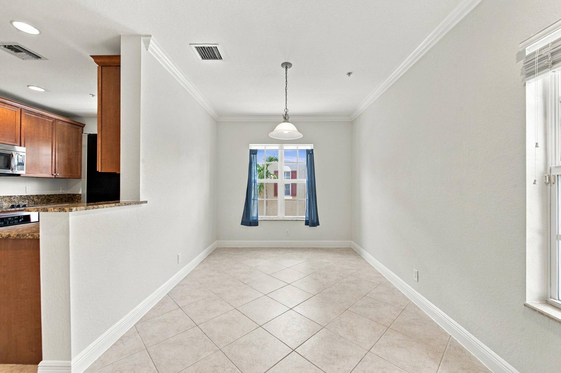 601 S Federal Highway, #25, Lake Worth, FL 33460 Dining