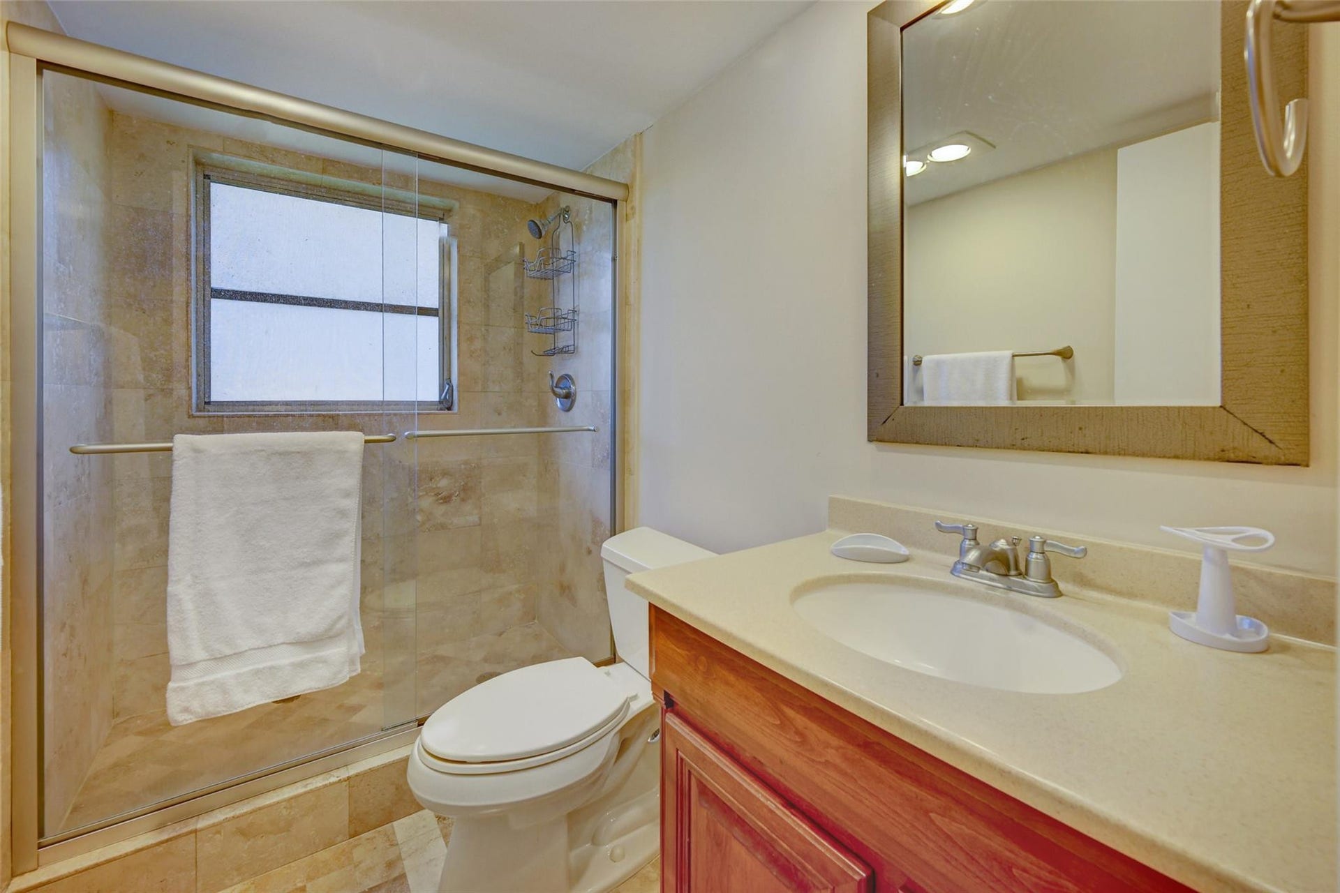 823 CYPRESS Boulevard, #201, Pompano Beach, FL 33069 Main bathroom