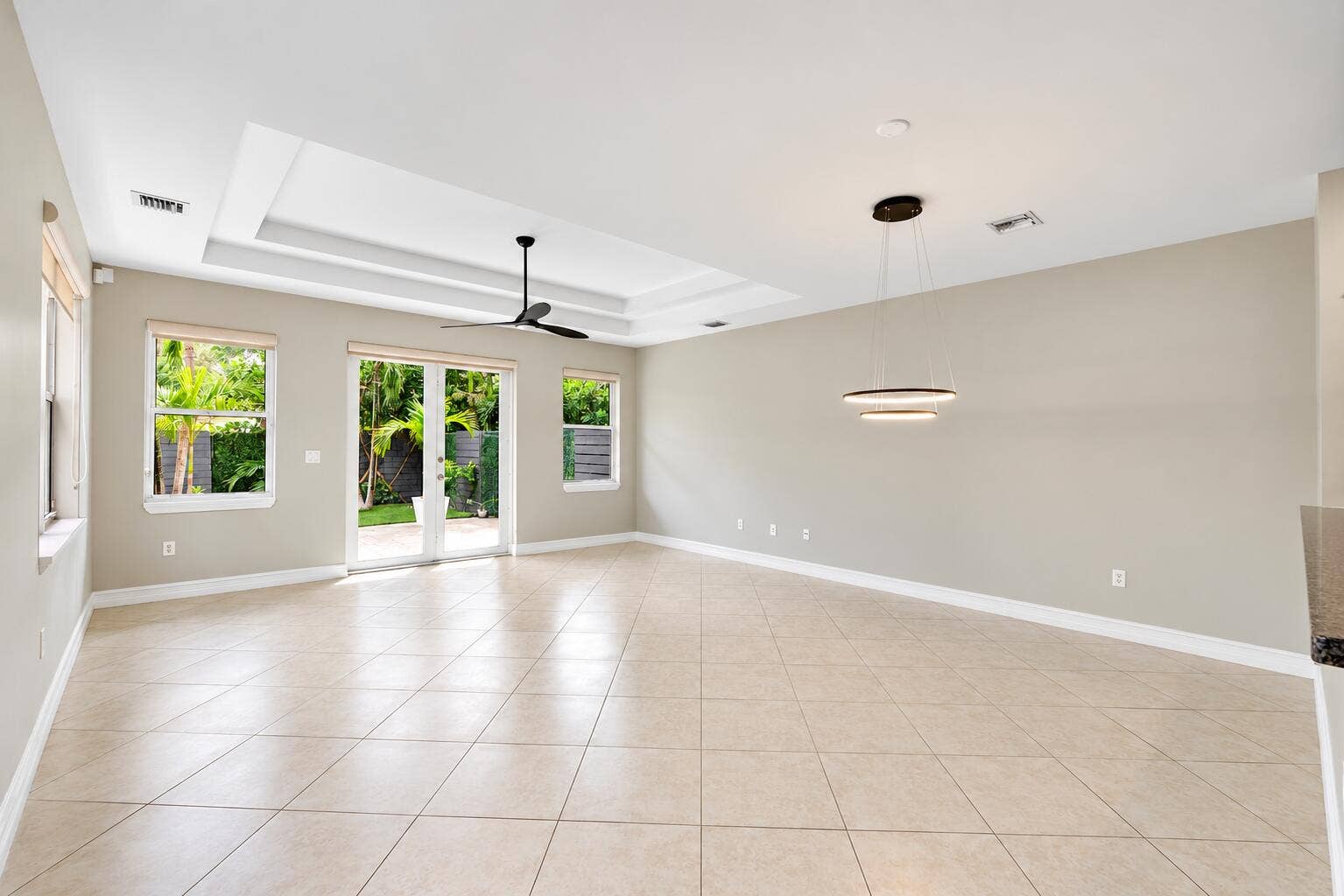 612 SW 10th Street, Fort Lauderdale, FL 33315 Modern Open-Plan Room with Tropical View