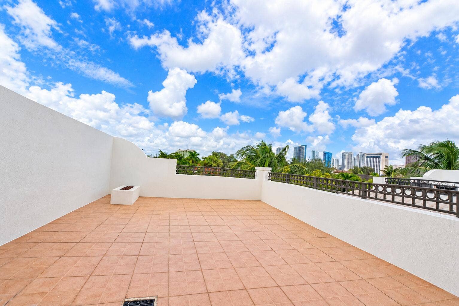 612 SW 10th Street, Fort Lauderdale, FL 33315 Sunny Rooftop Terrace Cityscape