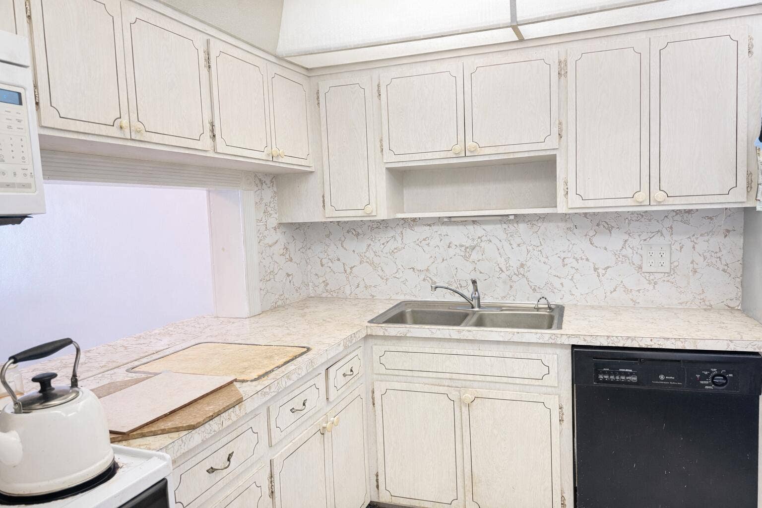 215 SE 3RD Avenue, #306D, Hallandale Beach, FL 33009 KITCHEN