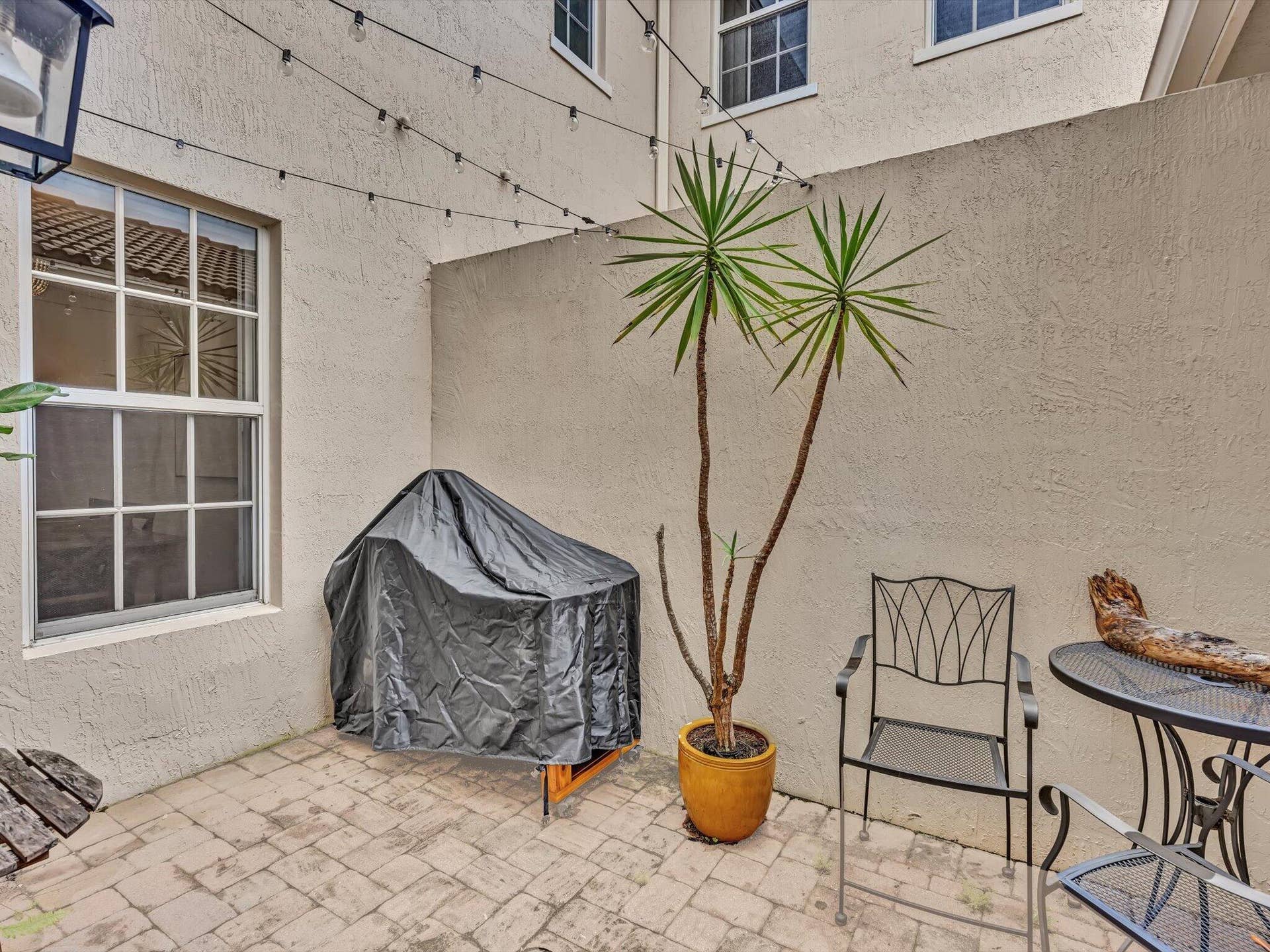 790 NW 83rd Lane, Boca Raton, FL 33487 Enclosed courtyard for BBQ'ing