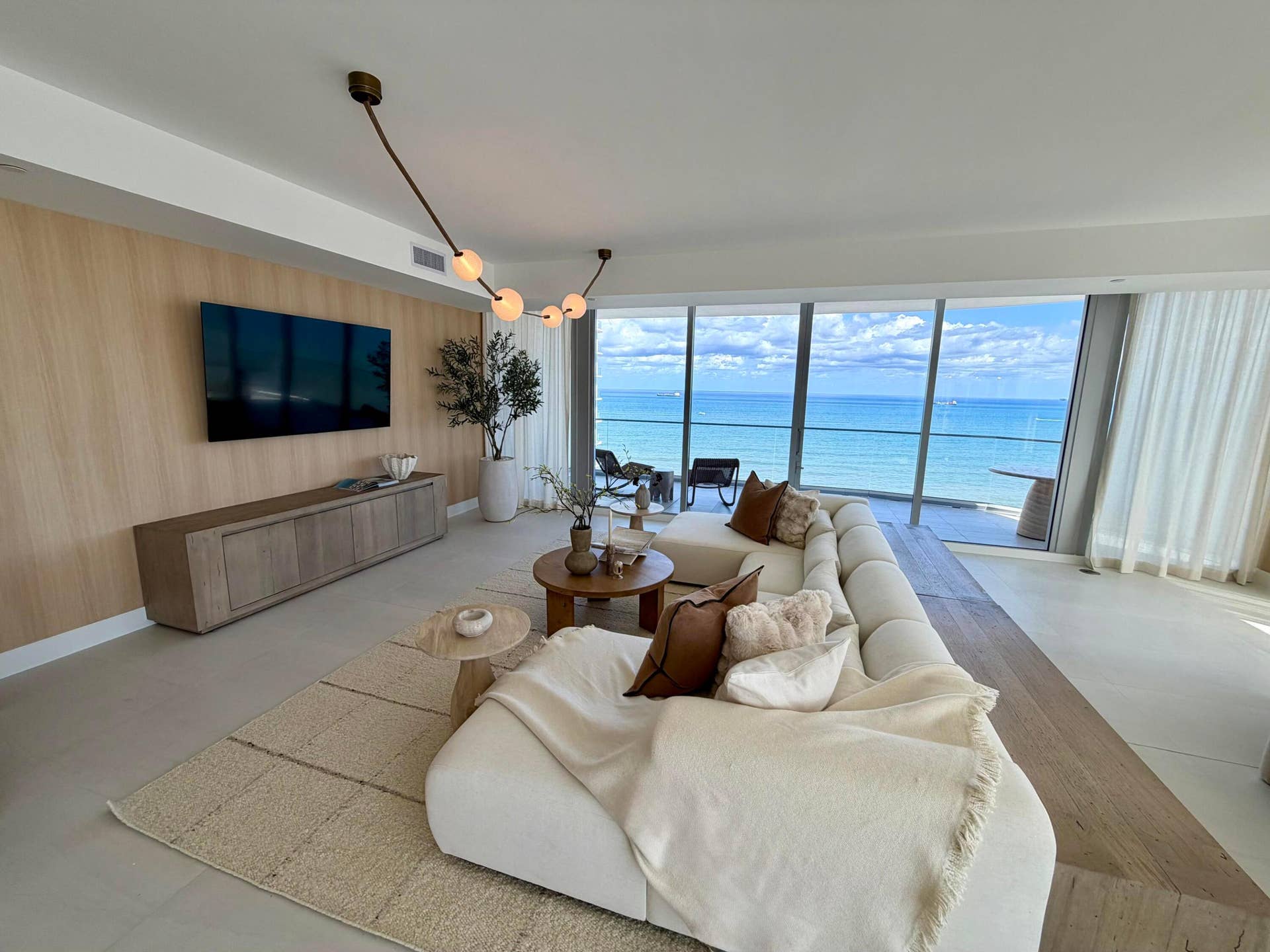 153 N Seabreeze Blvd, #1602, Fort Lauderdale, FL 33304 Living Area