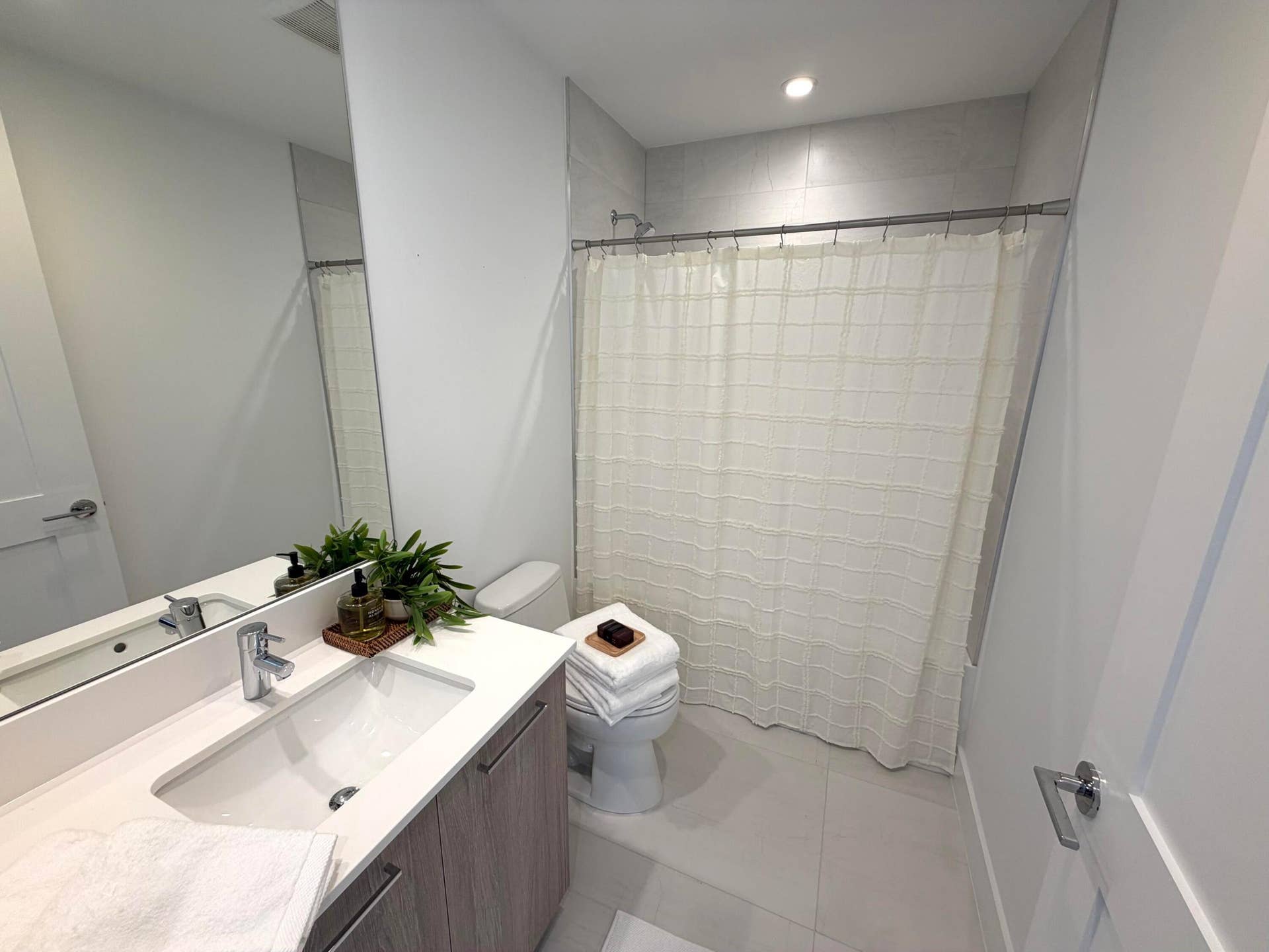 153 N Seabreeze Blvd, #1602, Fort Lauderdale, FL 33304 Guest suite (1) bath
