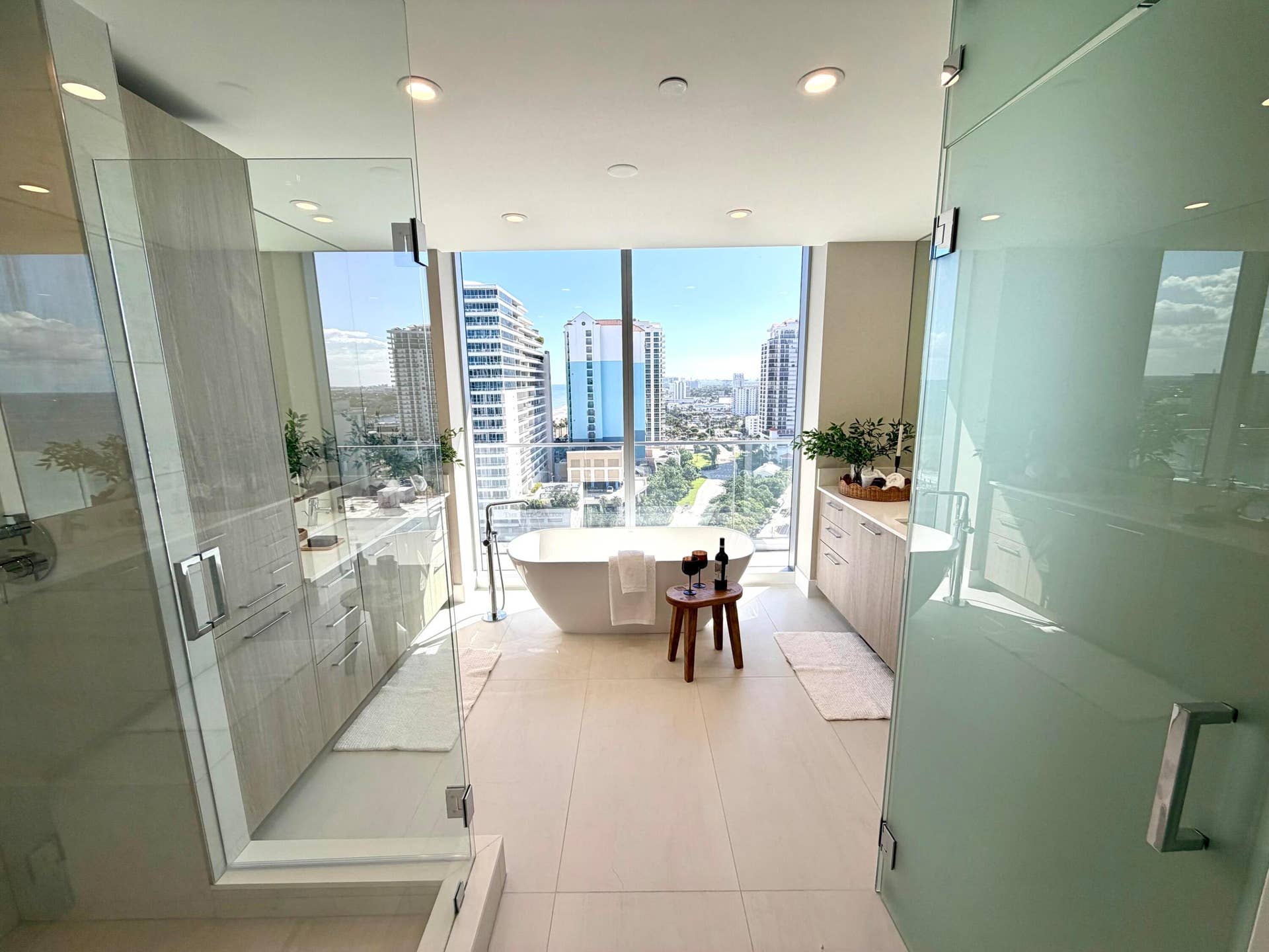 153 N Seabreeze Blvd, #1602, Fort Lauderdale, FL 33304 Owner's suit bath