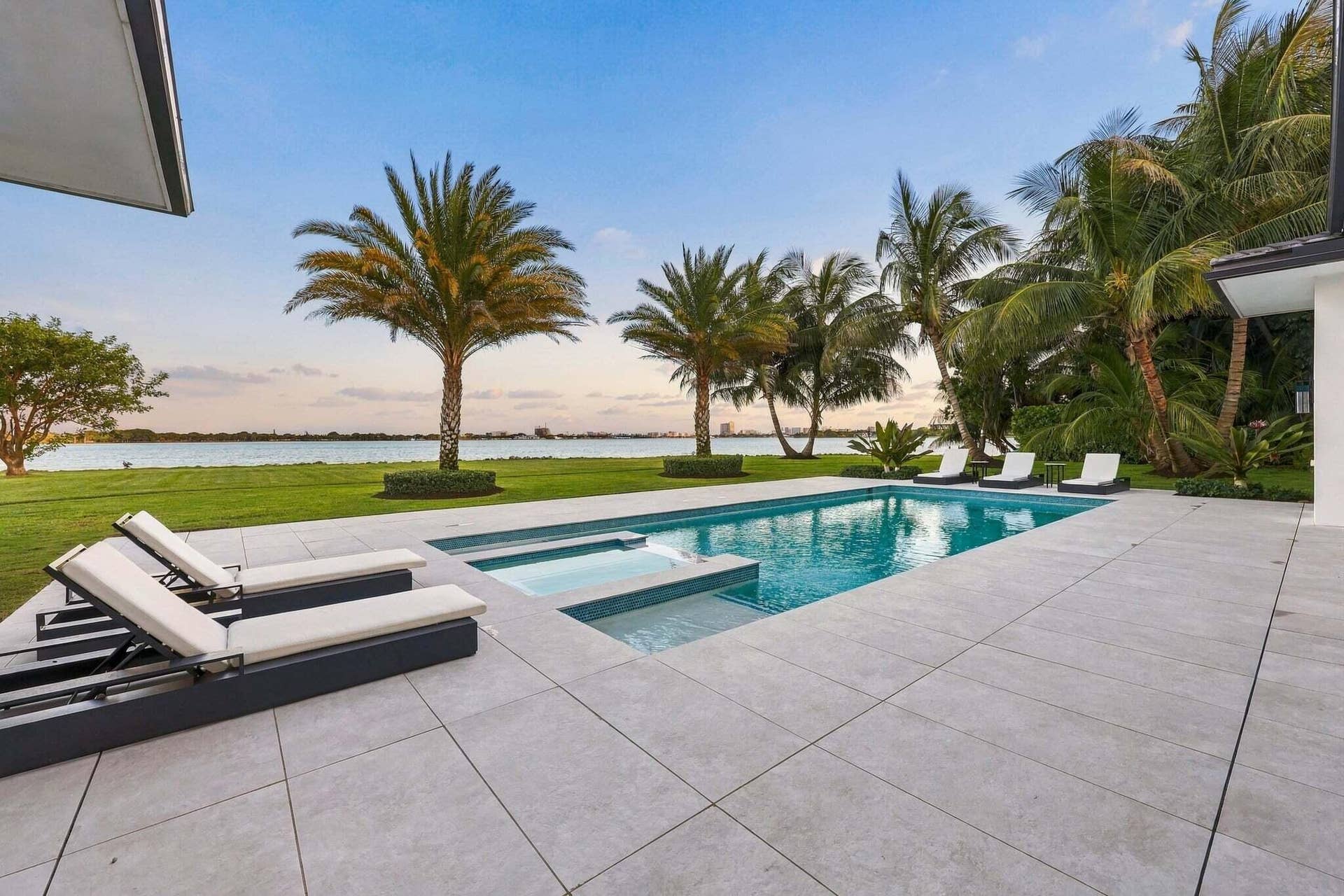3500 EMBASSY Drive, West Palm Beach, FL 33401 Exterior
