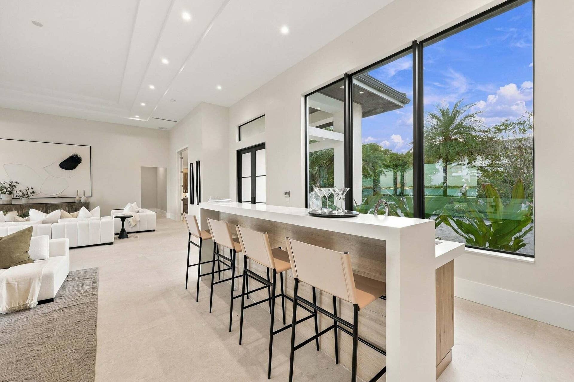 3500 EMBASSY Drive, West Palm Beach, FL 33401 Bar / Living