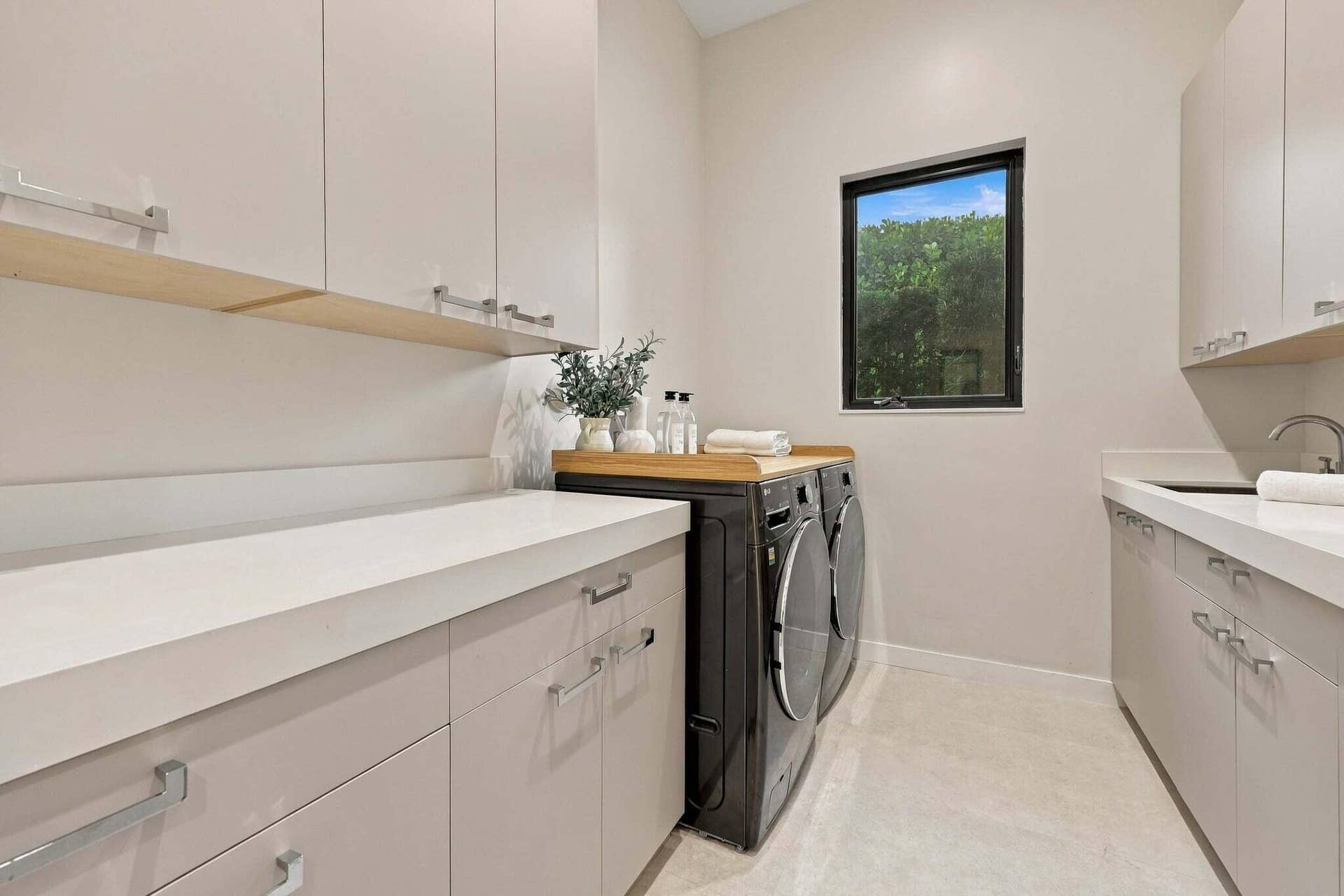 3500 EMBASSY Drive, West Palm Beach, FL 33401 Laundry