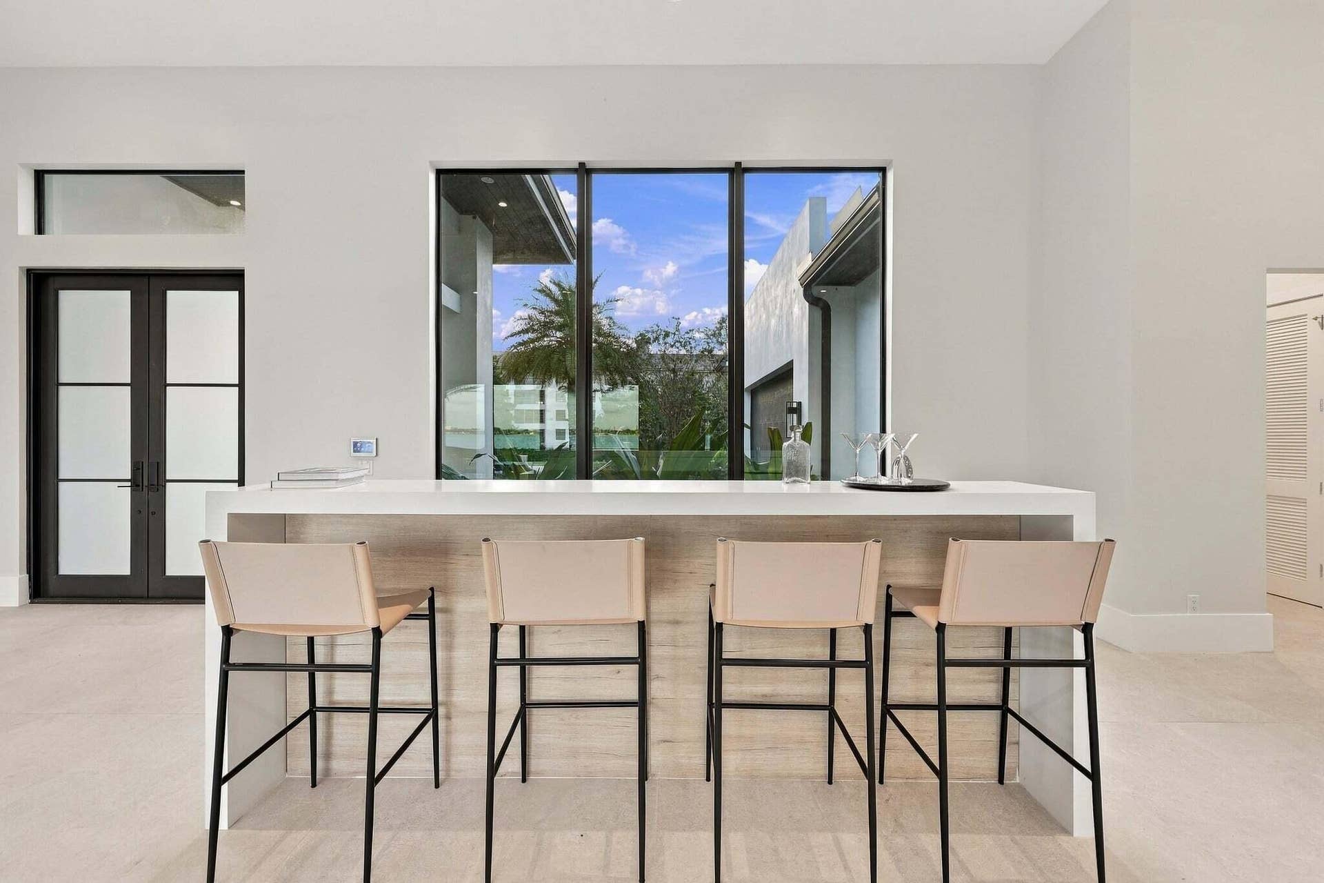 3500 EMBASSY Drive, West Palm Beach, FL 33401 Bar / Living