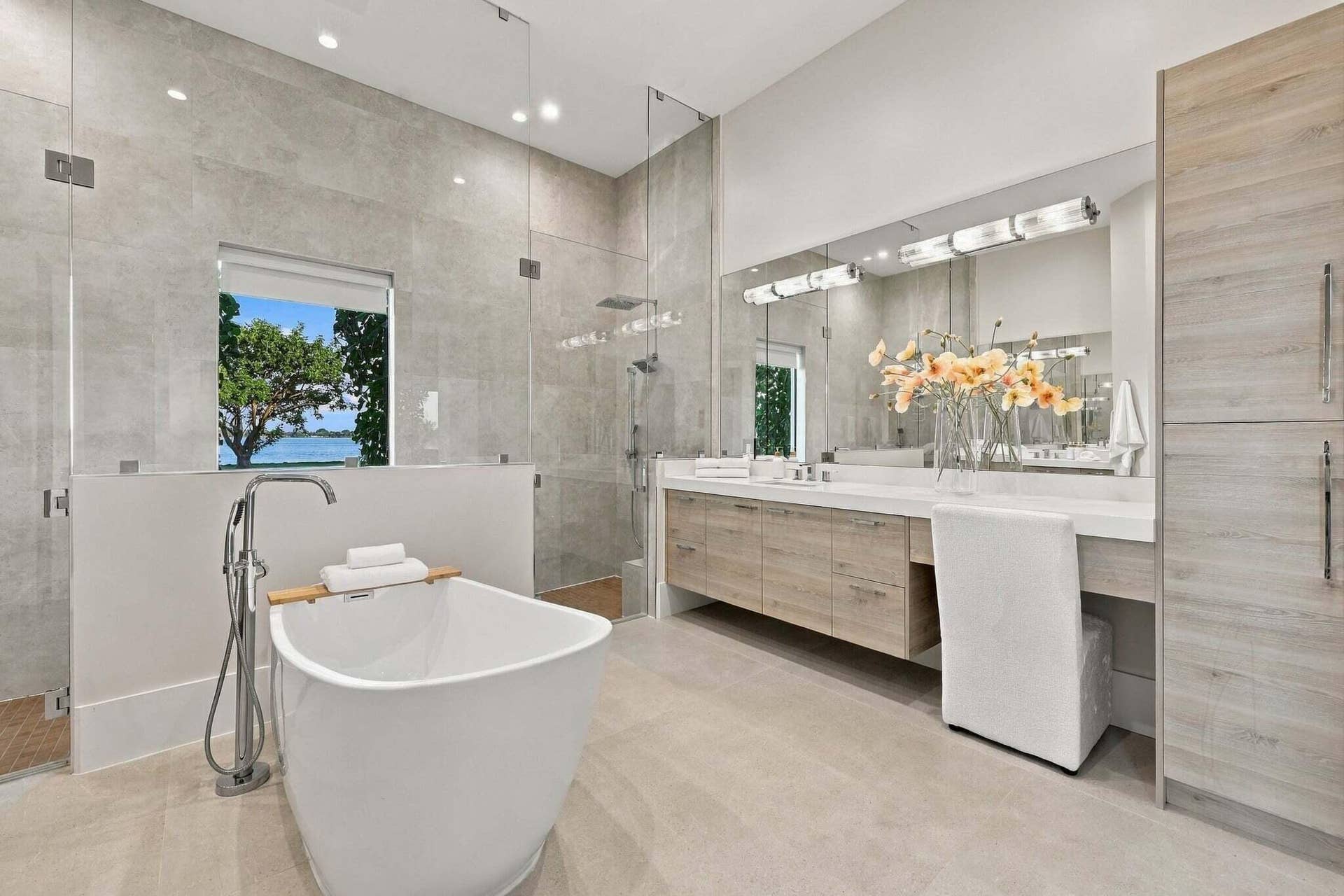 3500 EMBASSY Drive, West Palm Beach, FL 33401 Primary Bath