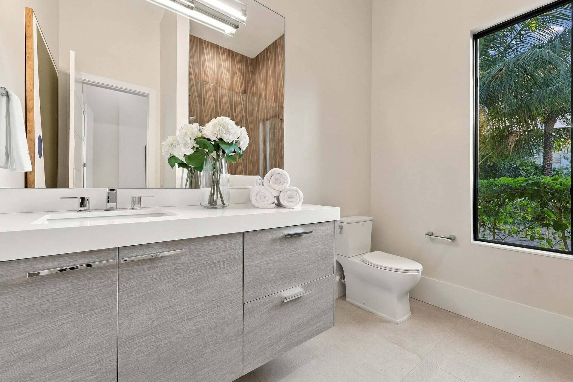 3500 EMBASSY Drive, West Palm Beach, FL 33401 Bathroom