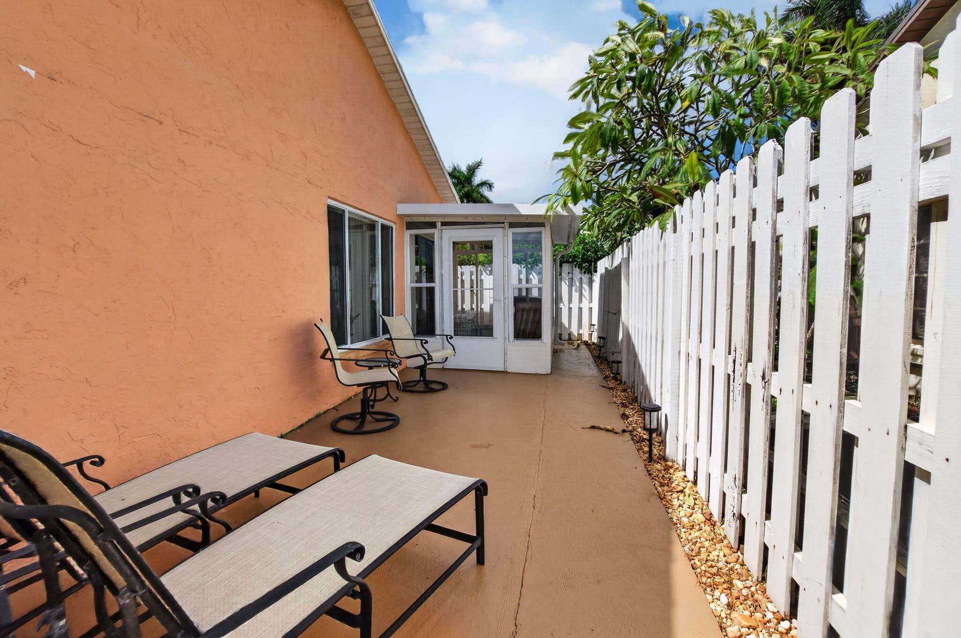 5537 Mirror Lakes Boulevard, Boynton Beach, FL 33472 Side Patio