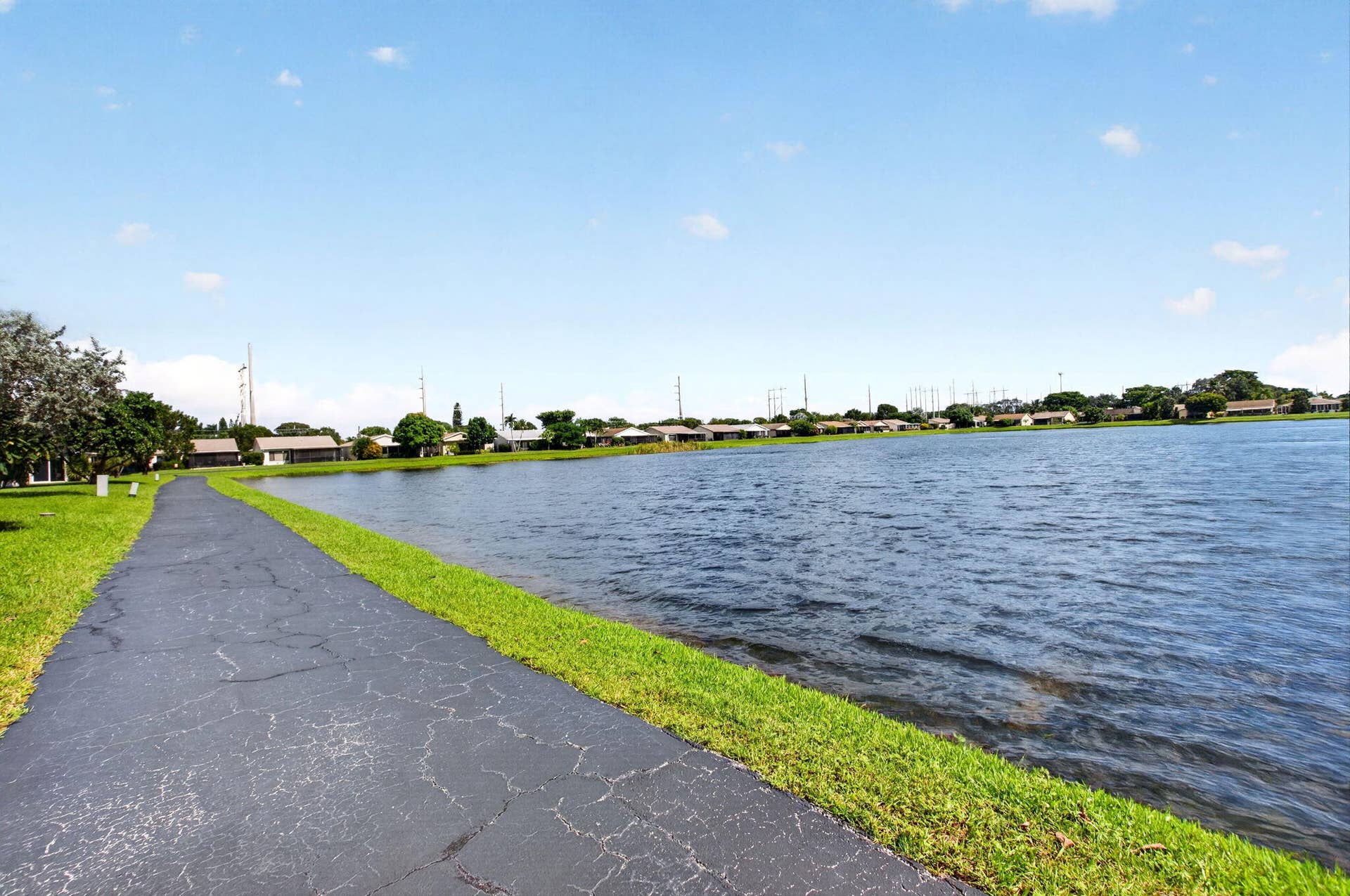 5537 Mirror Lakes Boulevard, Boynton Beach, FL 33472 Private walking path!