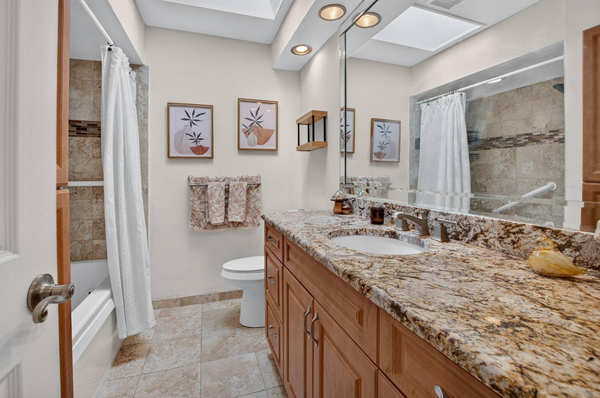 5537 Mirror Lakes Boulevard, Boynton Beach, FL 33472 Guest Bathroom