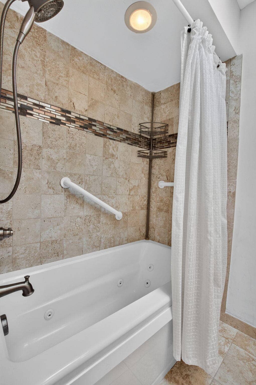 5537 Mirror Lakes Boulevard, Boynton Beach, FL 33472 Guest Bathroom