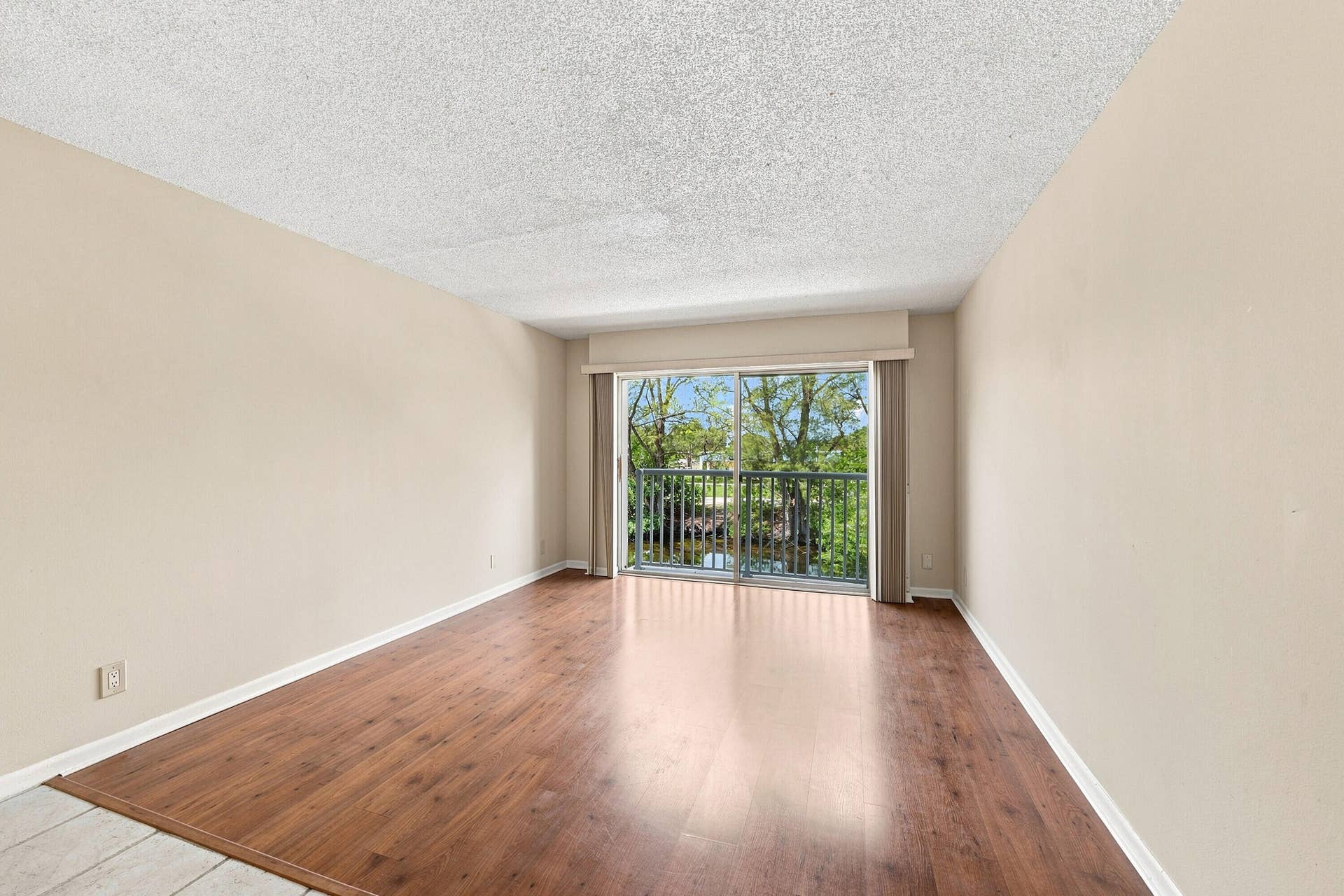 5951 NE 14th Lane, #204n, Fort Lauderdale, FL 33334 05_living room