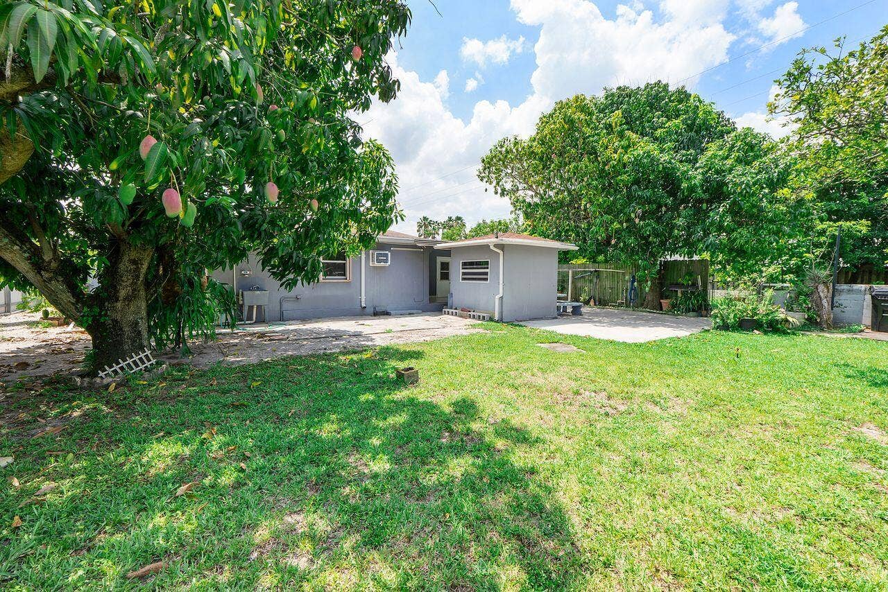 1302 SW 22ND Avenue, Fort Lauderdale, FL 33312 Yard