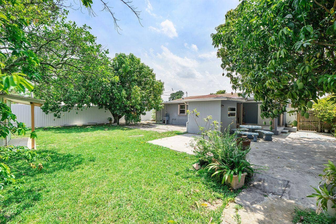 1302 SW 22ND Avenue, Fort Lauderdale, FL 33312 Yard