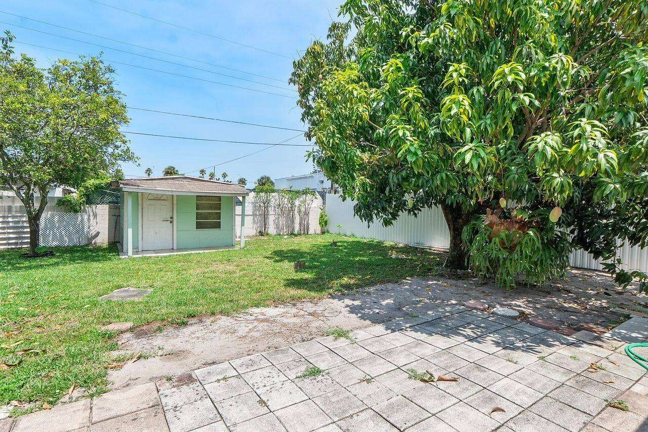 1302 SW 22ND Avenue, Fort Lauderdale, FL 33312 Yard