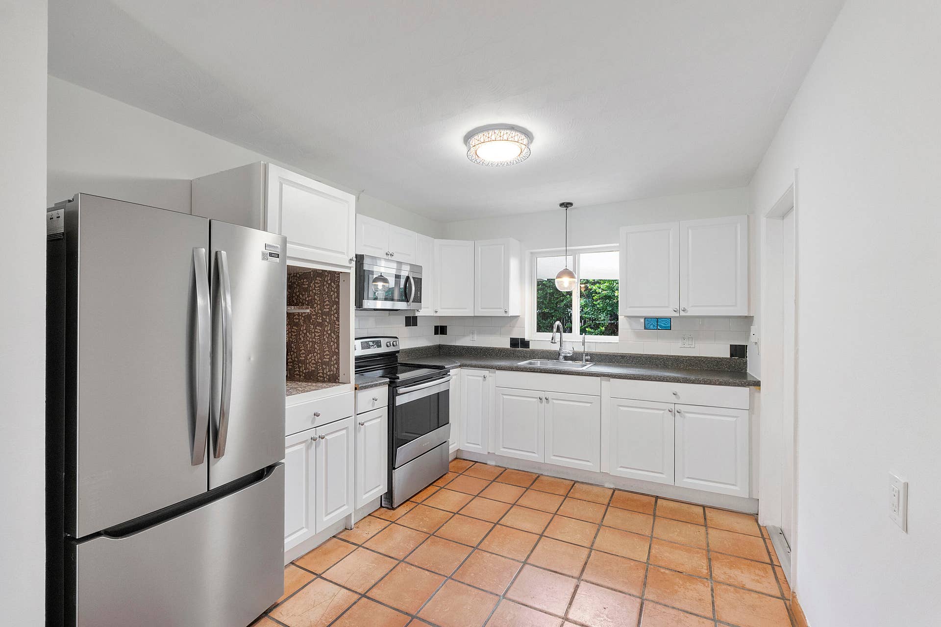 410 NE 36th Street, Boca Raton, FL 33431 Spacious kitchen