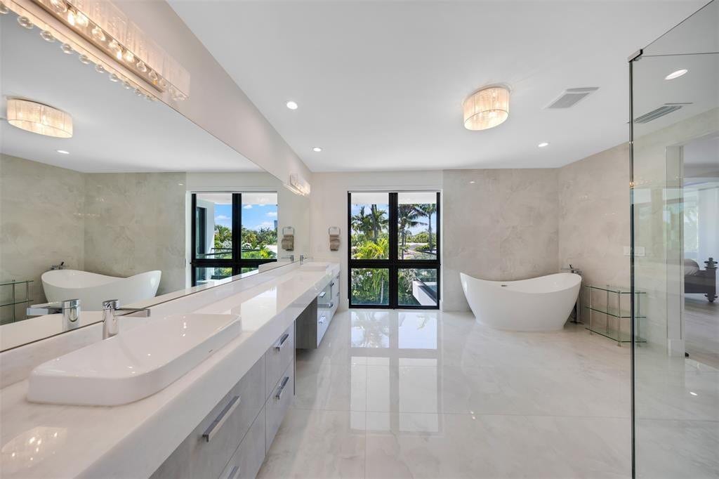 2001 Marietta Drive, Fort Lauderdale, FL 33316 Primary Bathroom w/ Dual Sink, Soaking Tub, Separate Shower