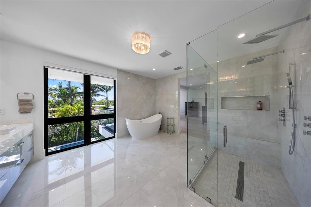 2001 Marietta Drive, Fort Lauderdale, FL 33316 Primary Bathroom