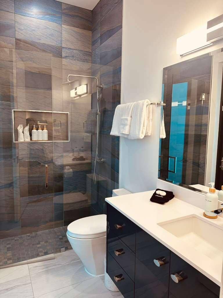 2001 Marietta Drive, Fort Lauderdale, FL 33316 1st Floor Ensuite Bathroom