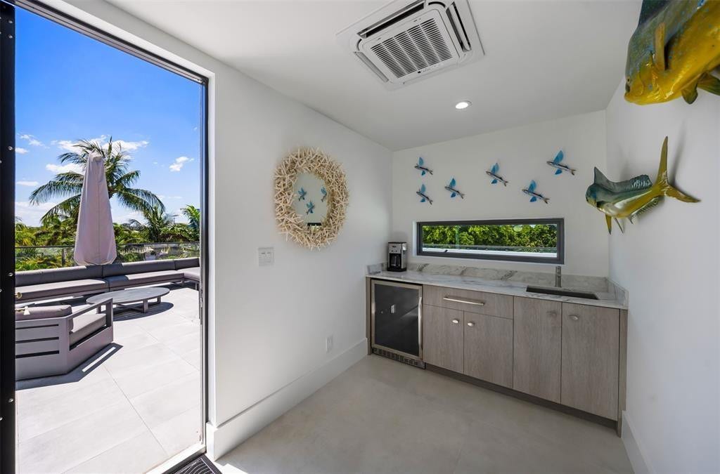 2001 Marietta Drive, Fort Lauderdale, FL 33316 Rooftop Wet Bar