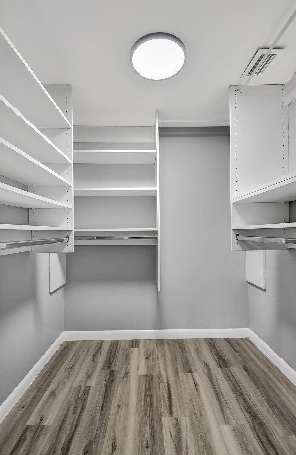 Master walk-in-closet