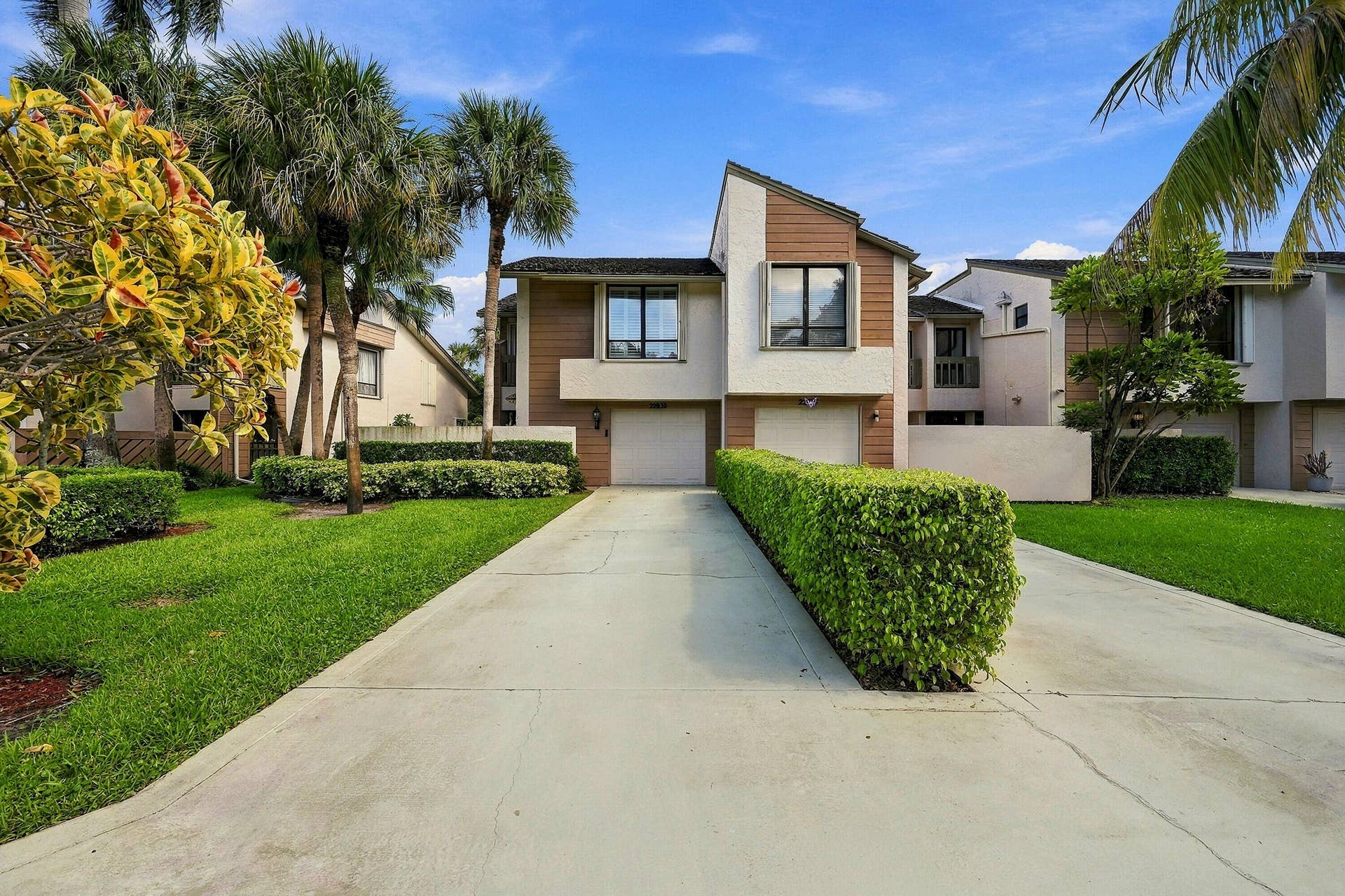 22932 IRONWEDGE Drive, Boca Raton, FL 33433 Corner Unit. Welcome Home