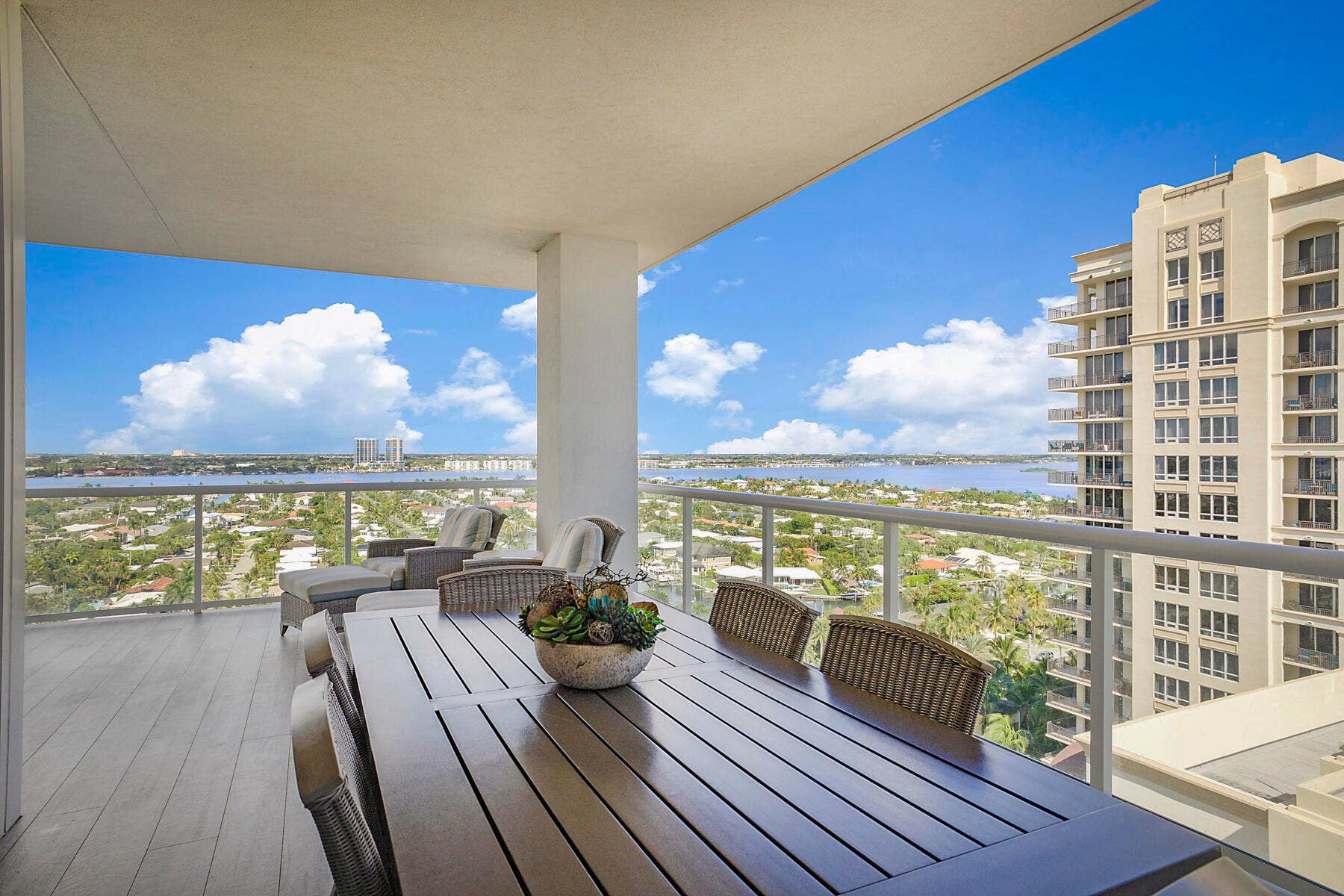 EXTRA LARGE OUTDOOR LIVING SPACE